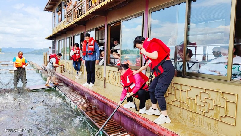 岸香集團(tuán)優(yōu)秀員工來萬佛湖有機(jī)魚養(yǎng)殖基地游學(xué)團(tuán)建活動(dòng)